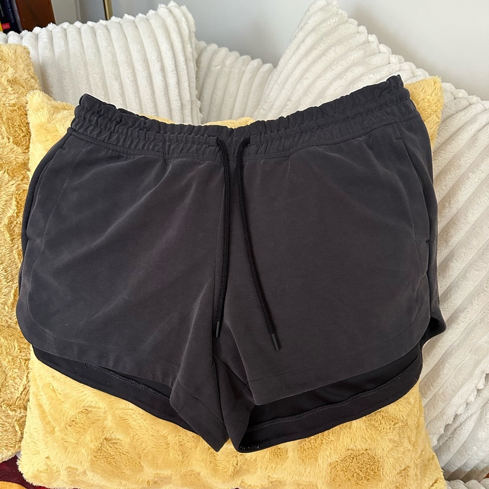 Athleta Women's Seasoft Mid Rise 4" Short in Black